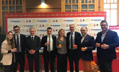 C'è l'accordo: le spremute di arance rosse siciliane in tutti i McDonald's italiani